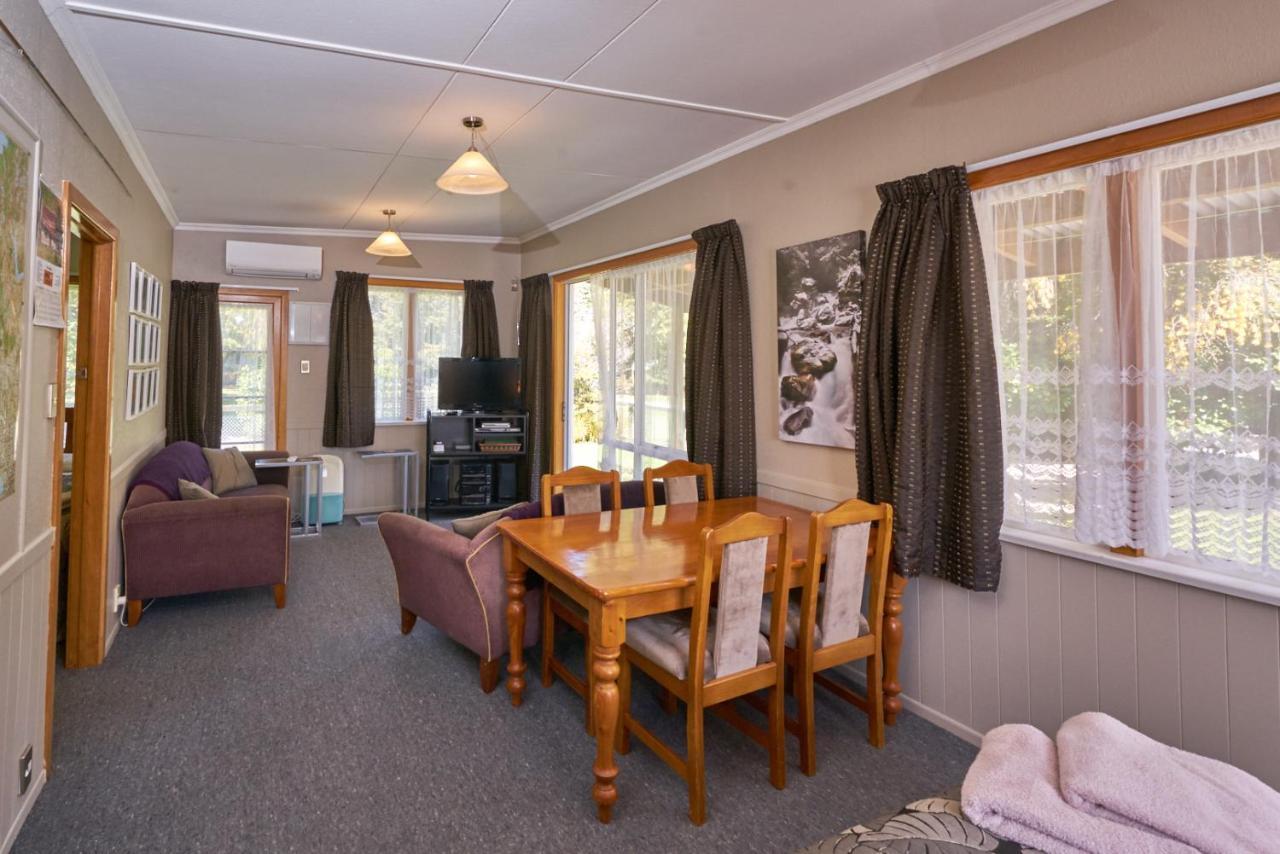 Accommodation Fiordland The Bach - One Bedroom Cottage At 226B Milford Road Te Anau Extérieur photo